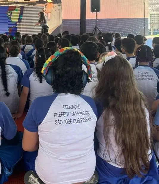 Estudante usando fones abafadores durante a sessão