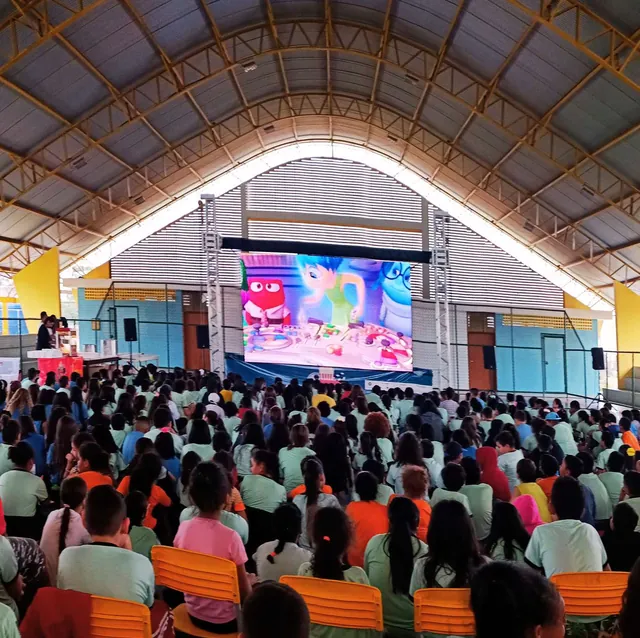 Painel de LED em um ginásio escolar lotado