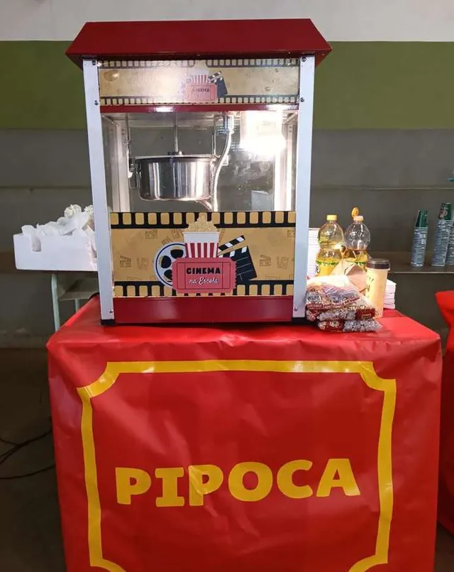 Carrinho de pipoca vermelho do Cinema na Escola