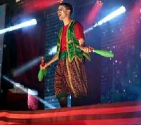 Artista malabarista em palco iluminado